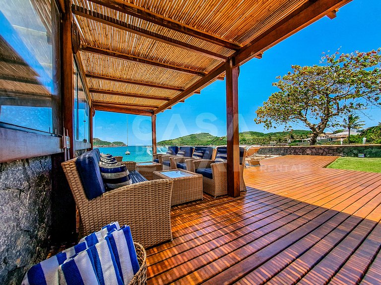 Linda casa, pé na areia da praia da Ferradura, com cinco suí
