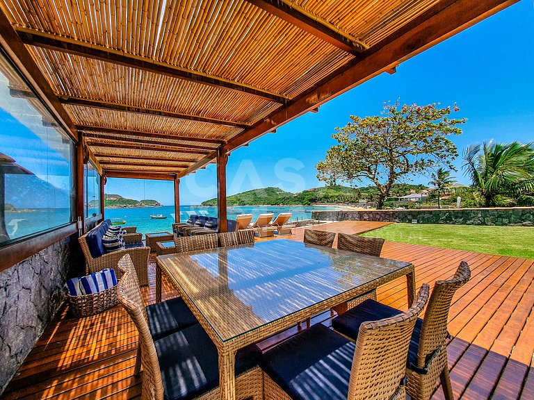 Linda casa, pé na areia da praia da Ferradura, com cinco suí