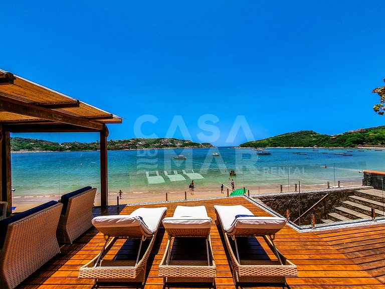 Linda casa, pé na areia da praia da Ferradura, com cinco suí