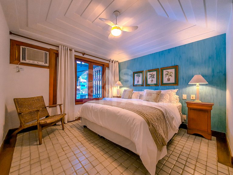 Linda casa, pé na areia da praia da Ferradura, com cinco suí