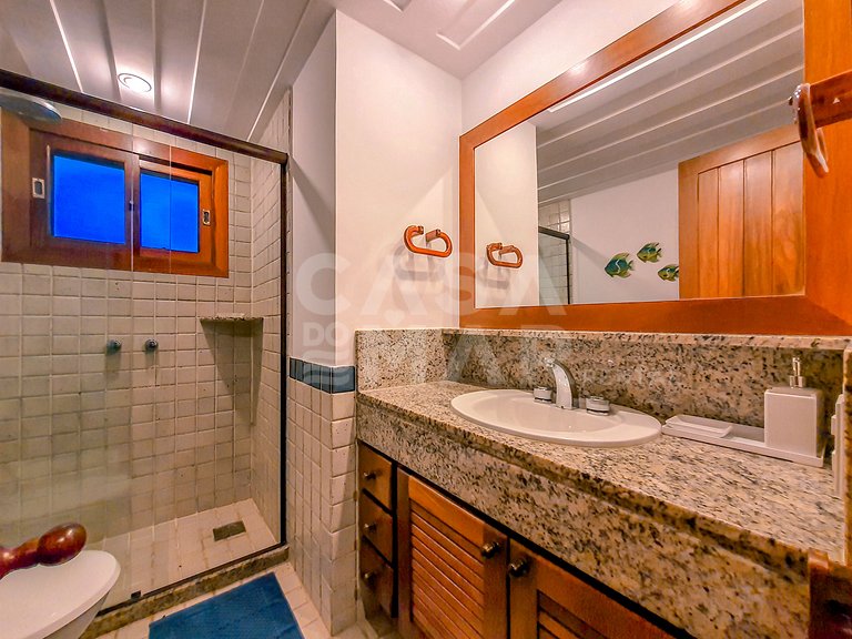 Linda casa, pé na areia da praia da Ferradura, com cinco suí