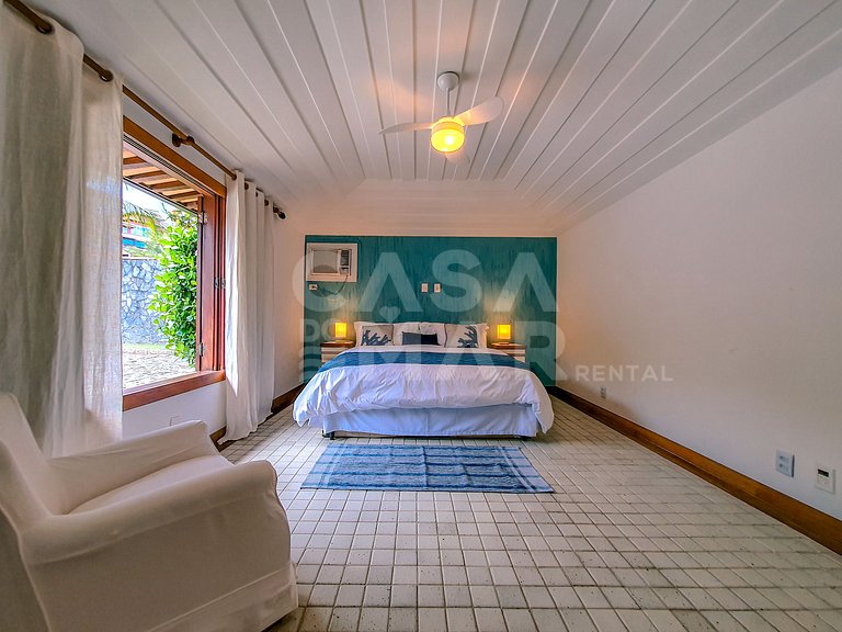 Linda casa, pé na areia da praia da Ferradura, com cinco suí