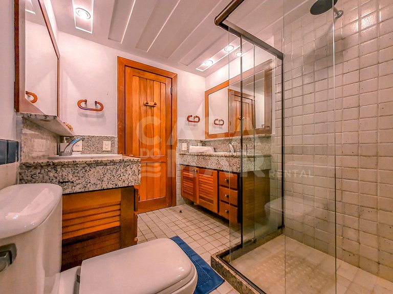 Linda casa, pé na areia da praia da Ferradura, com cinco suí