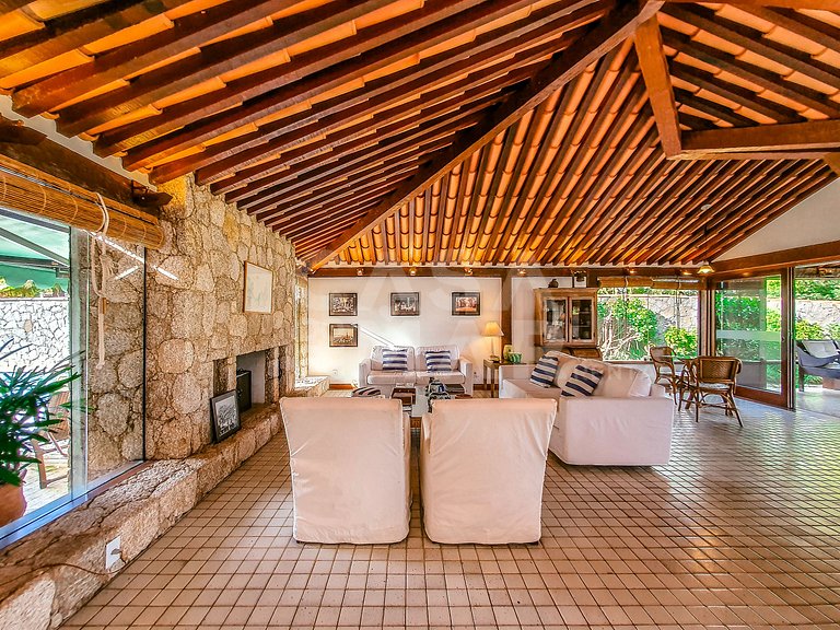 Linda casa, pé na areia da praia da Ferradura, com cinco suí