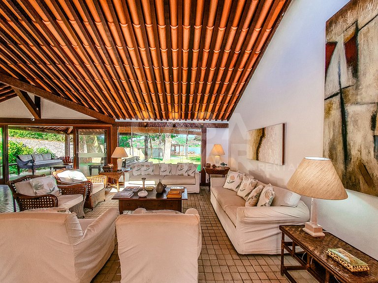 Linda casa, pé na areia da praia da Ferradura, com cinco suí