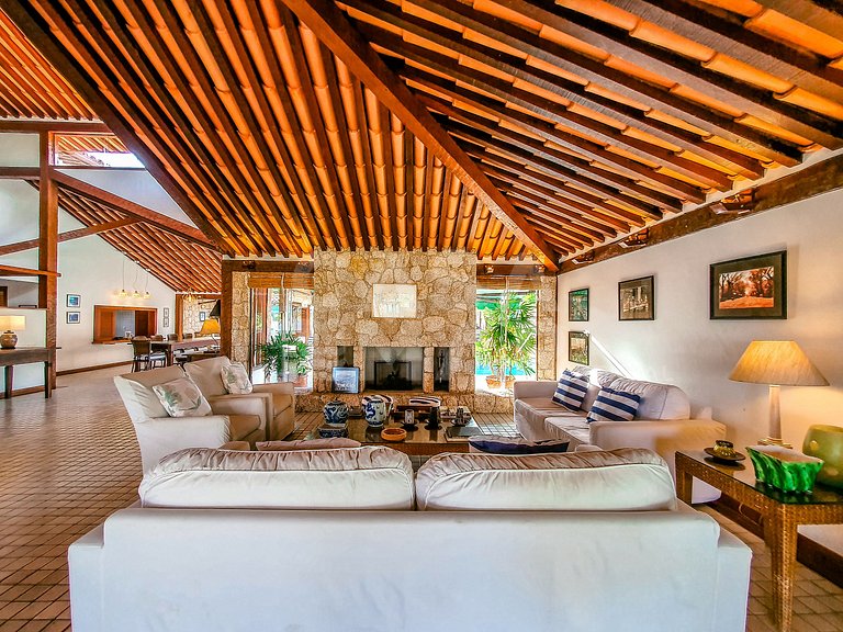 Linda casa, pé na areia da praia da Ferradura, com cinco suí