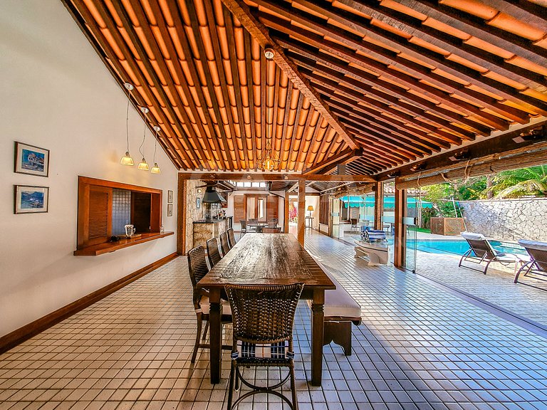 Linda casa, pé na areia da praia da Ferradura, com cinco suí