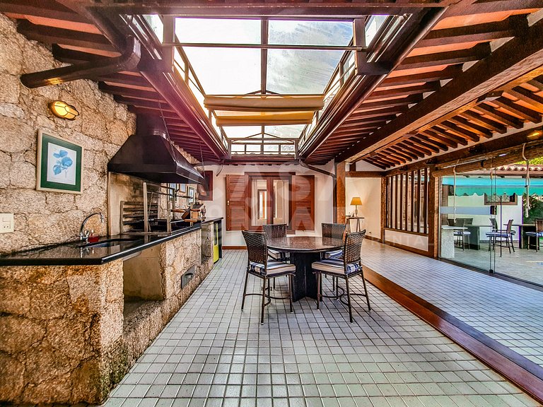Linda casa, pé na areia da praia da Ferradura, com cinco suí