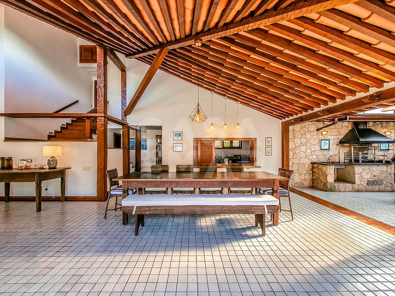 Linda casa, pé na areia da praia da Ferradura, com cinco suí