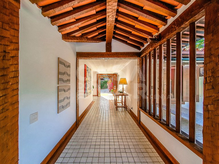 Linda casa, pé na areia da praia da Ferradura, com cinco suí