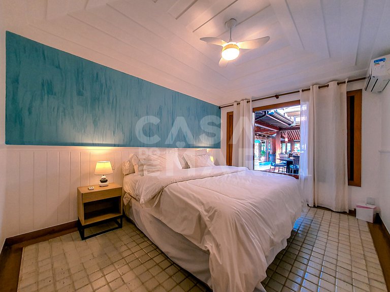 Linda casa, pé na areia da praia da Ferradura, com cinco suí
