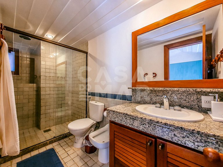 Linda casa, pé na areia da praia da Ferradura, com cinco suí