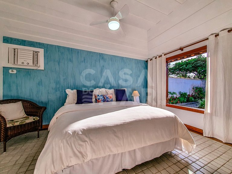 Linda casa, pé na areia da praia da Ferradura, com cinco suí