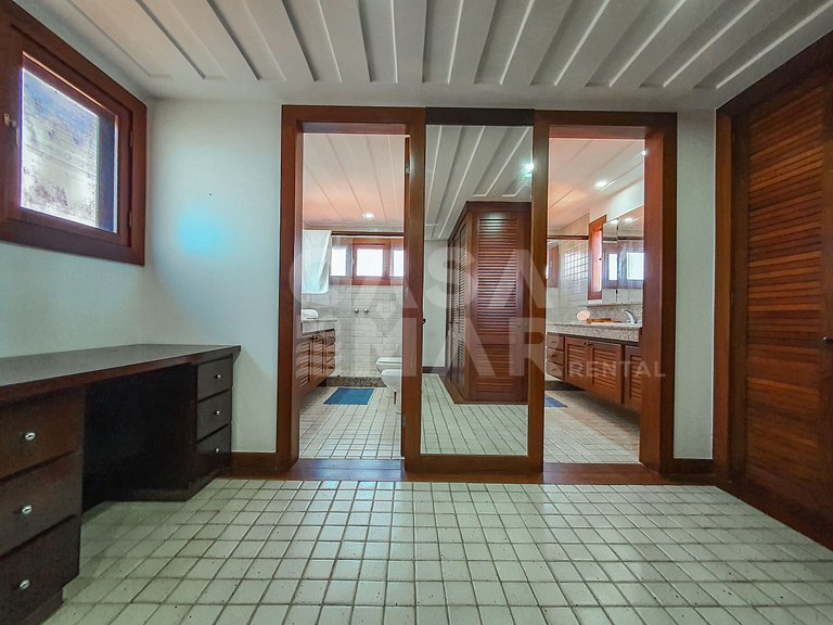 Linda casa, pé na areia da praia da Ferradura, com cinco suí