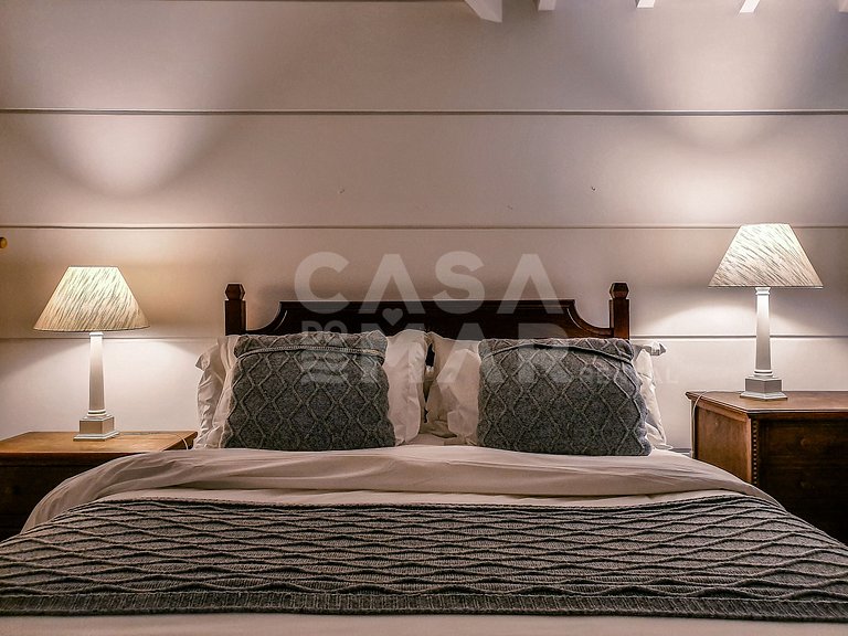 Linda casa, pé na areia da praia da Ferradura, com cinco suí