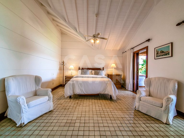Linda casa, pé na areia da praia da Ferradura, com cinco suí