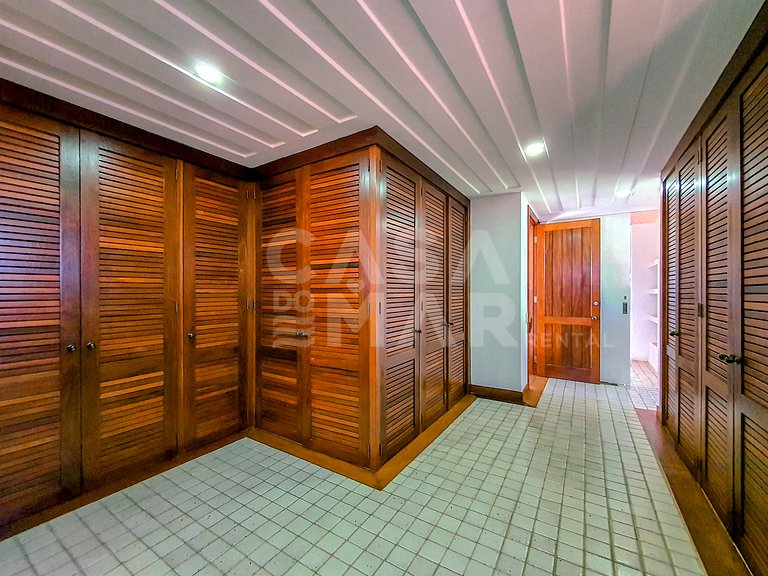 Linda casa, pé na areia da praia da Ferradura, com cinco suí