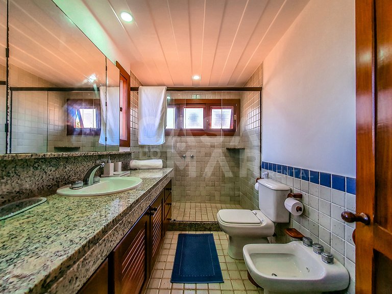 Linda casa, pé na areia da praia da Ferradura, com cinco suí