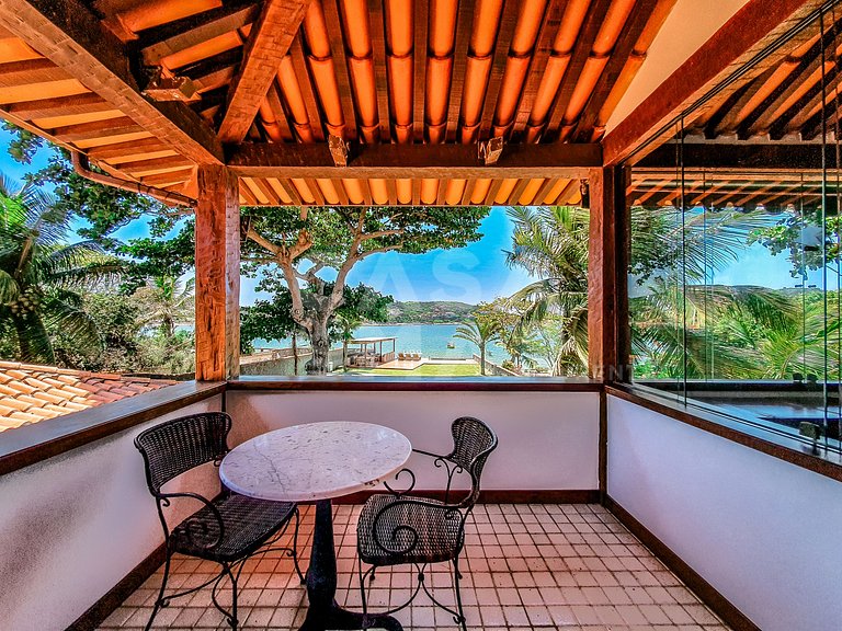 Linda casa, pé na areia da praia da Ferradura, com cinco suí
