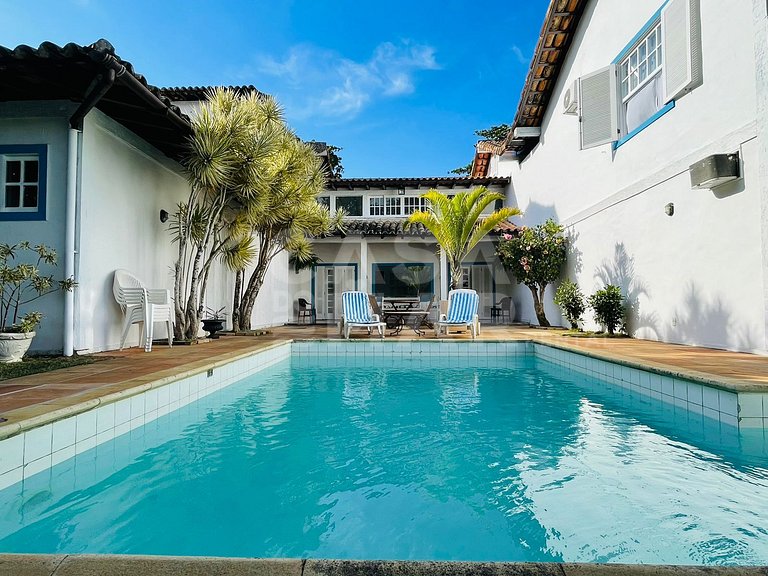 Linda casa com 6 quartos, piscina, ao lado da praia do canto
