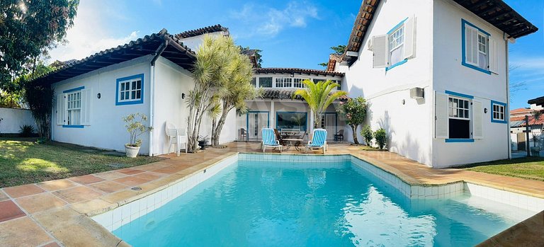 Linda casa com 6 quartos, piscina, ao lado da praia do canto