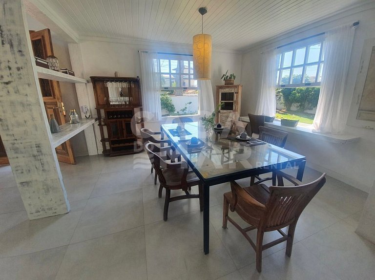 Linda casa com 6 quartos, piscina, ao lado da praia do canto