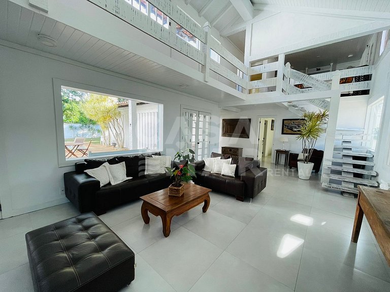 Beautiful house with 6 bedrooms, swimming pool, next to the