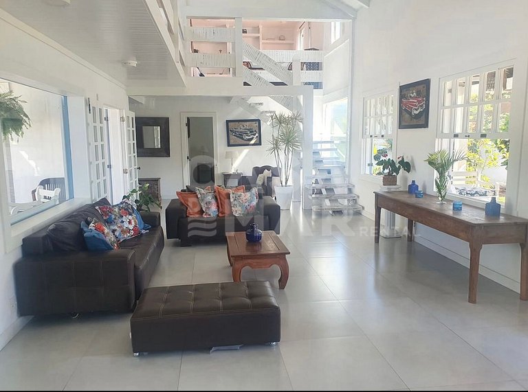 Linda casa com 6 quartos, piscina, ao lado da praia do canto