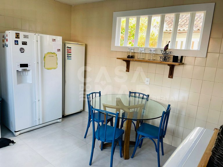 Linda casa com 6 quartos, piscina, ao lado da praia do canto