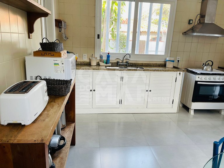 Linda casa com 6 quartos, piscina, ao lado da praia do canto