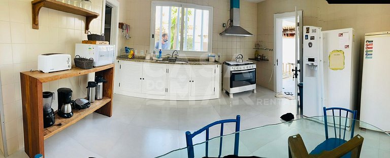 Beautiful house with 6 bedrooms, swimming pool, next to the