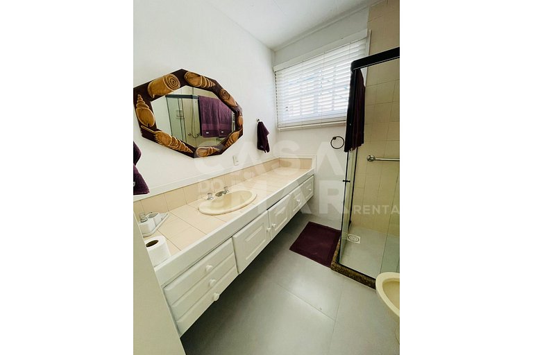 Linda casa com 6 quartos, piscina, ao lado da praia do canto