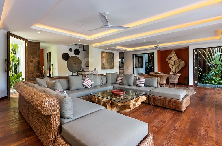 Linda casa com 4 suítes, completíssima, próxima as melhores