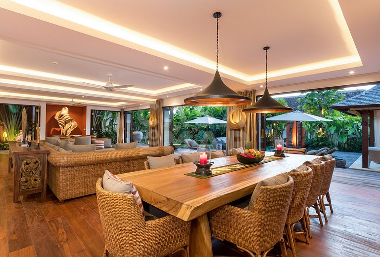 Linda casa com 4 suítes, completíssima, próxima as melhores