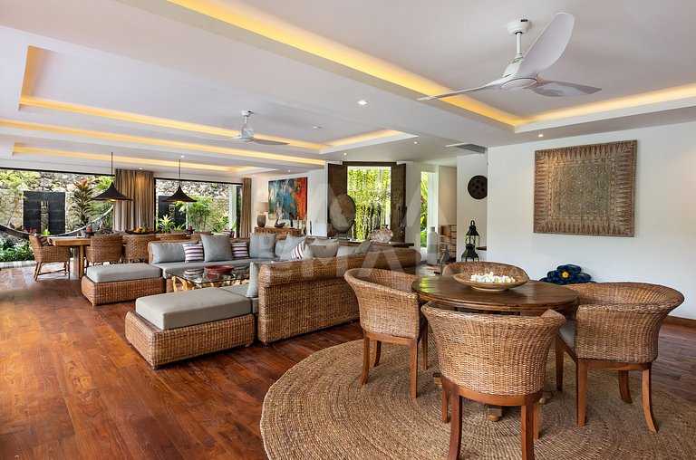 Beautiful house with 4 suites, complete, close to the best b