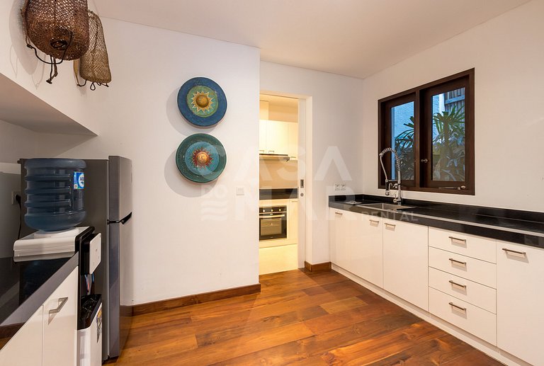 Beautiful house with 4 suites, complete, close to the best b