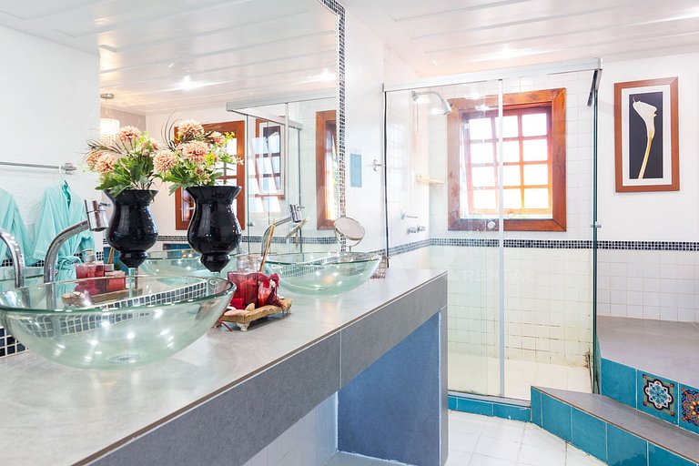 Beautiful house with 8 suites, and paradisiacal view of Ferr