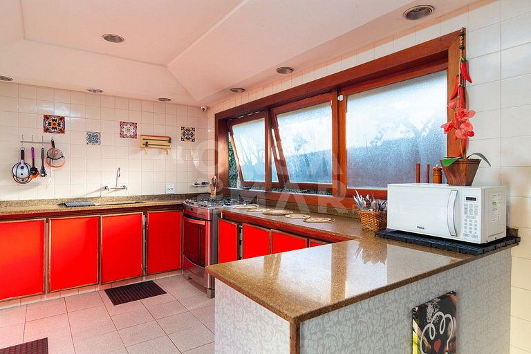 Linda casa com 8 suítes, e vista paradisíaca da praia da Fer
