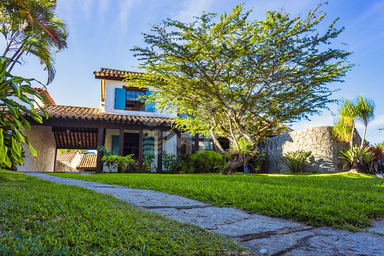 Linda casa com 9 suítes, em condomínio completíssimo.
