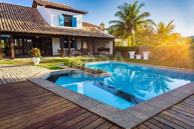 Linda casa com 9 suítes, em condomínio completíssimo.