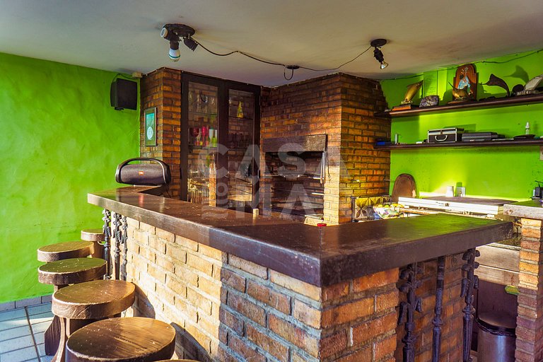 Linda casa com 9 suítes, em condomínio completíssimo.