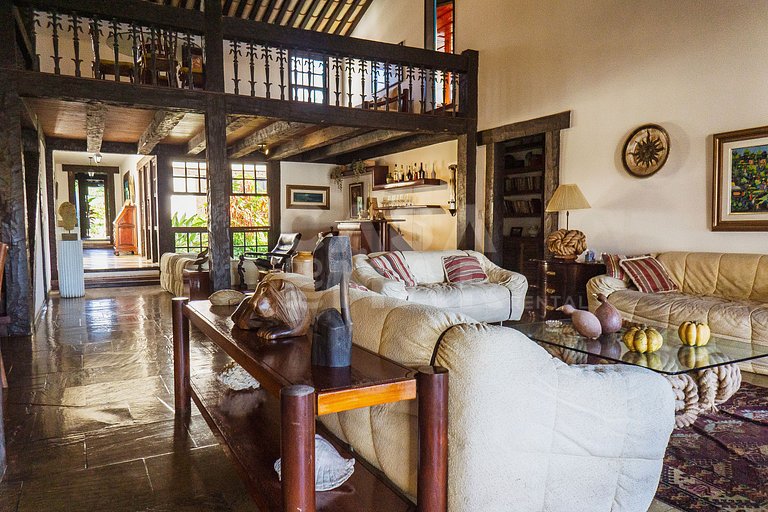 Linda casa com 9 suítes, em condomínio completíssimo.