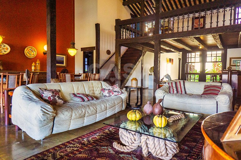 Linda casa com 9 suítes, em condomínio completíssimo.