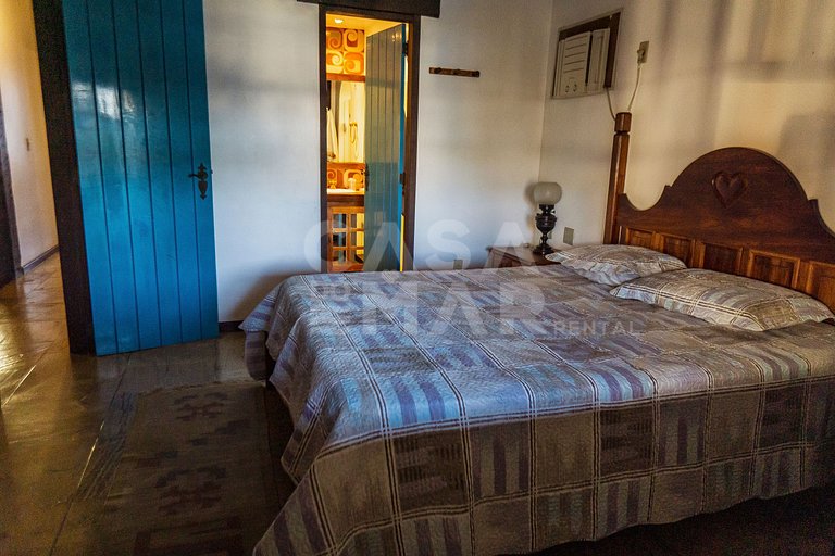 Linda casa com 9 suítes, em condomínio completíssimo.