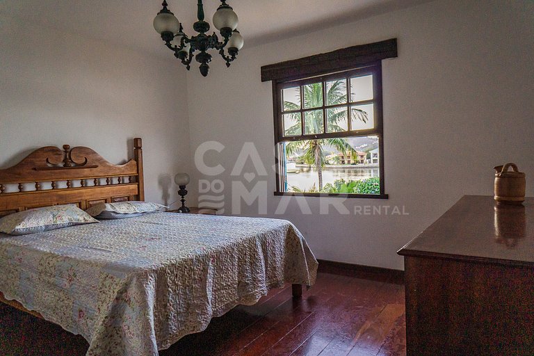 Linda casa com 9 suítes, em condomínio completíssimo.