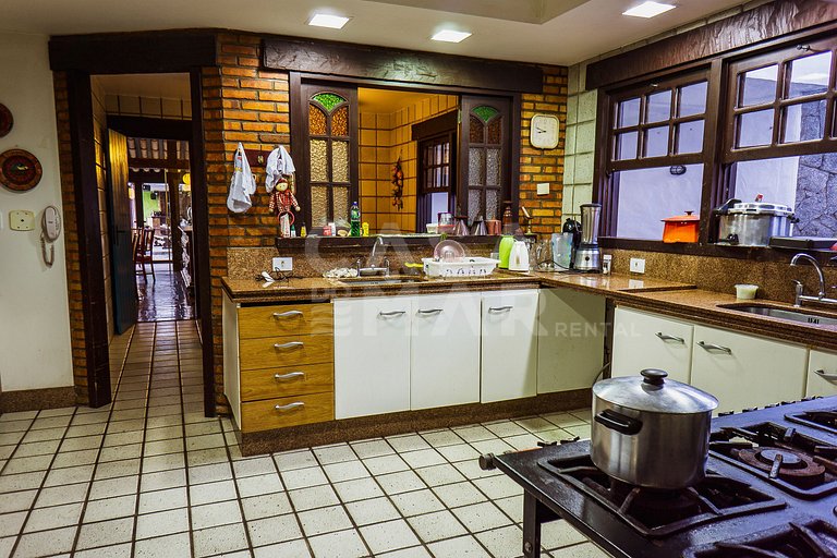 Linda casa com 9 suítes, em condomínio completíssimo.