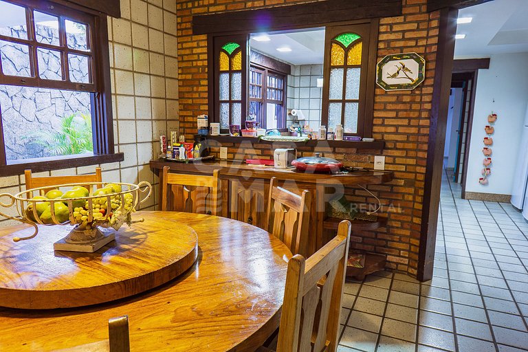 Linda casa com 9 suítes, em condomínio completíssimo.