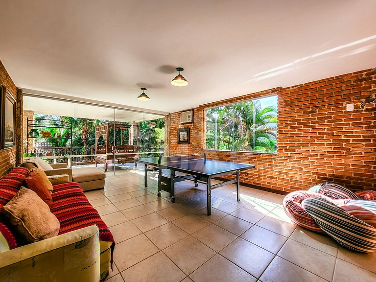 Lindíssima casa com cinco suítes, em condomínio de alto padr
