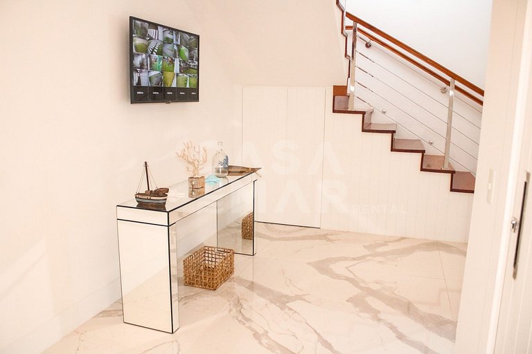 Linda casa na Ferradura, a apenas 50 metros da praia, com oi