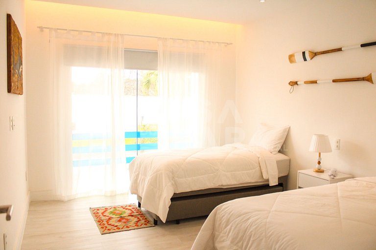 Linda casa na Ferradura, a apenas 50 metros da praia, com oi